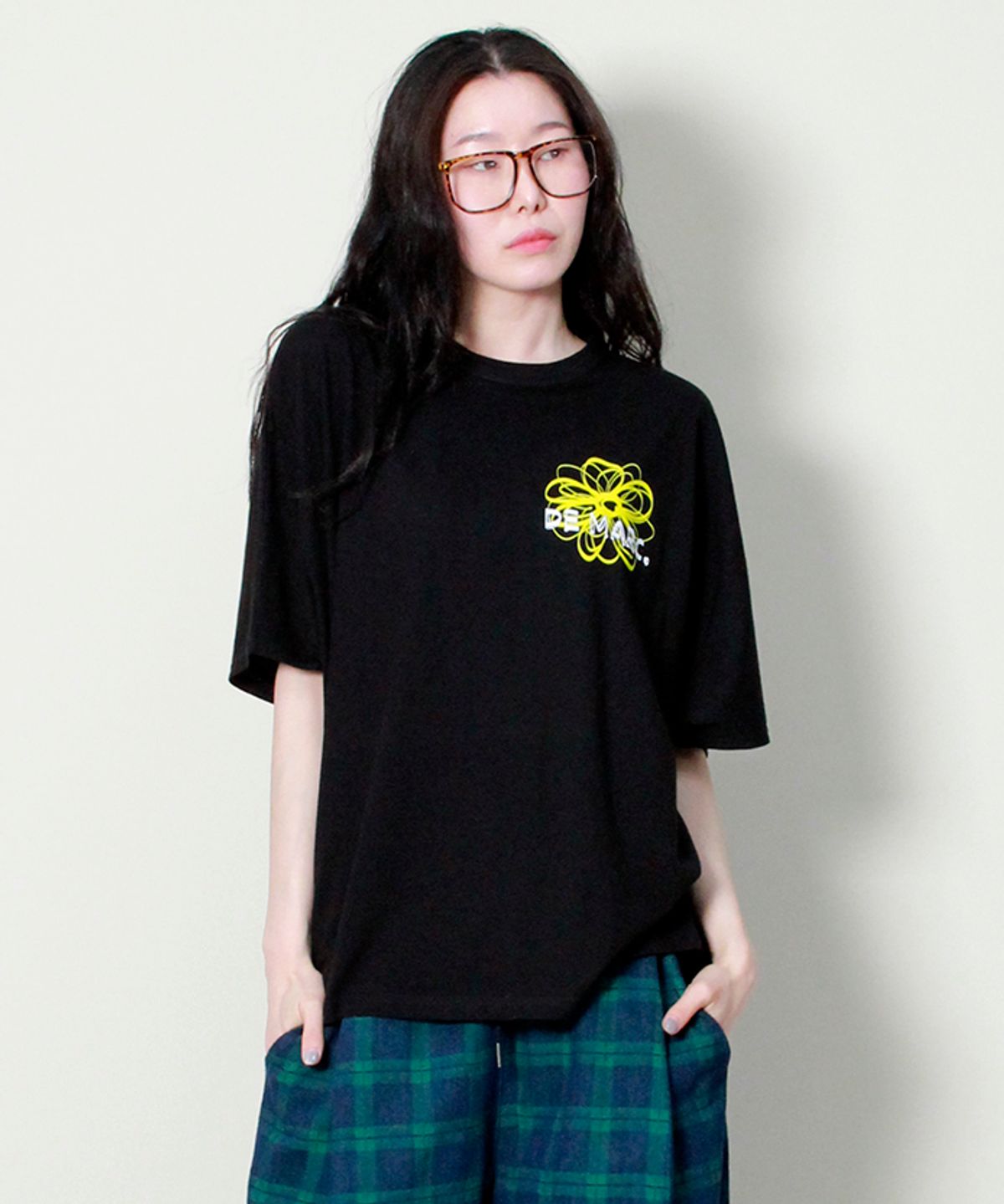 드마크(DEMARC) 미디움핏 프렌치슬리브 체스트플라워 반팔 티셔츠 블랙
