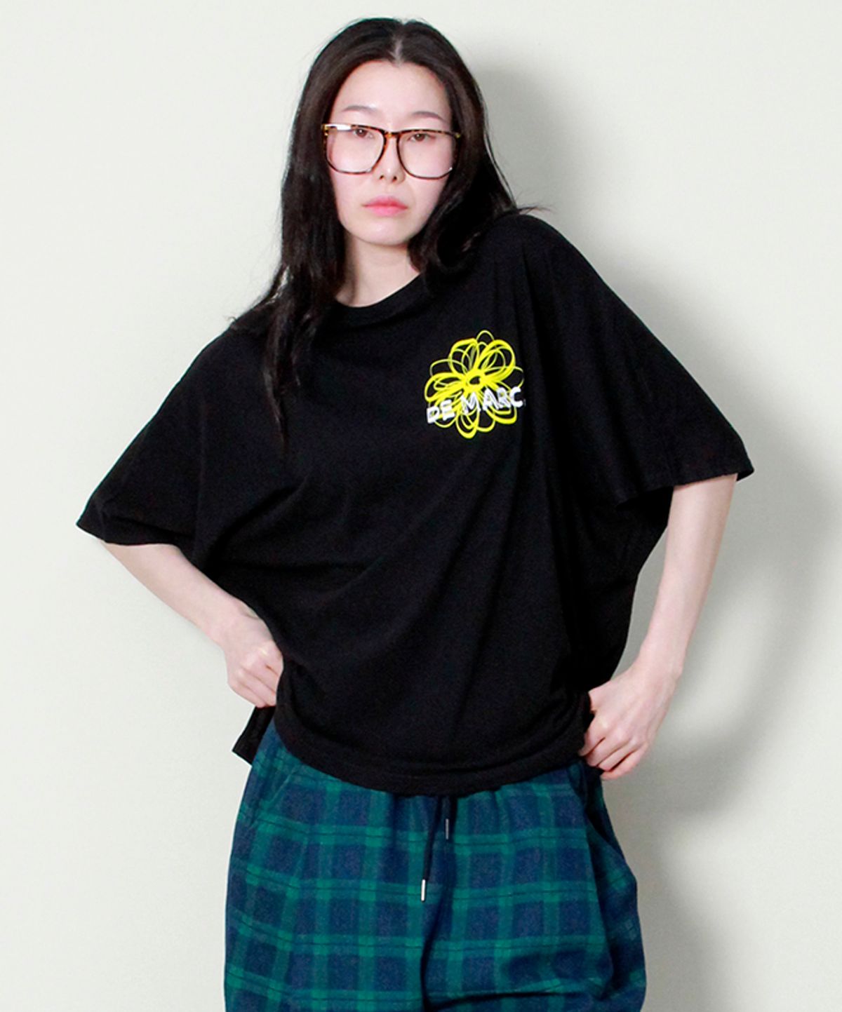 드마크(DEMARC) 미디움핏 프렌치슬리브 체스트플라워 반팔 티셔츠 블랙