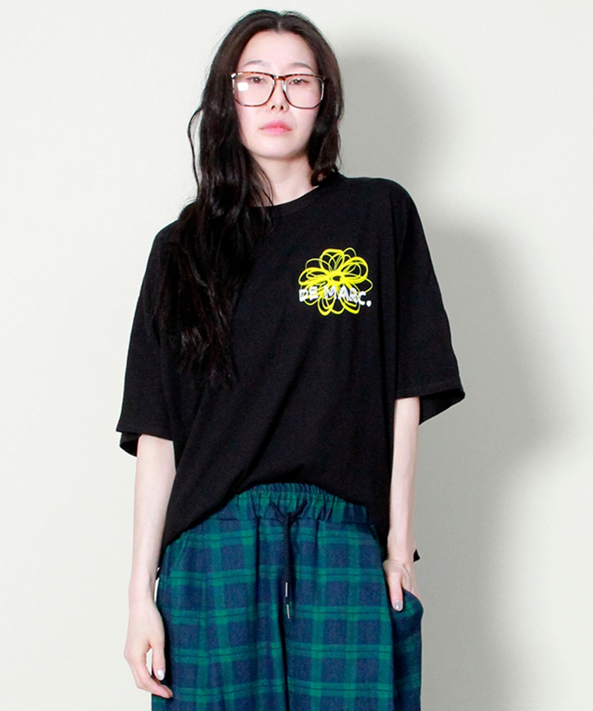 드마크(DEMARC) 미디움핏 프렌치슬리브 체스트플라워 반팔 티셔츠 블랙