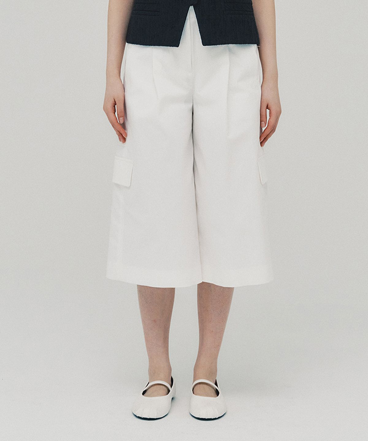 아위(AHWE) Cropped Cargo Pants_WHITE