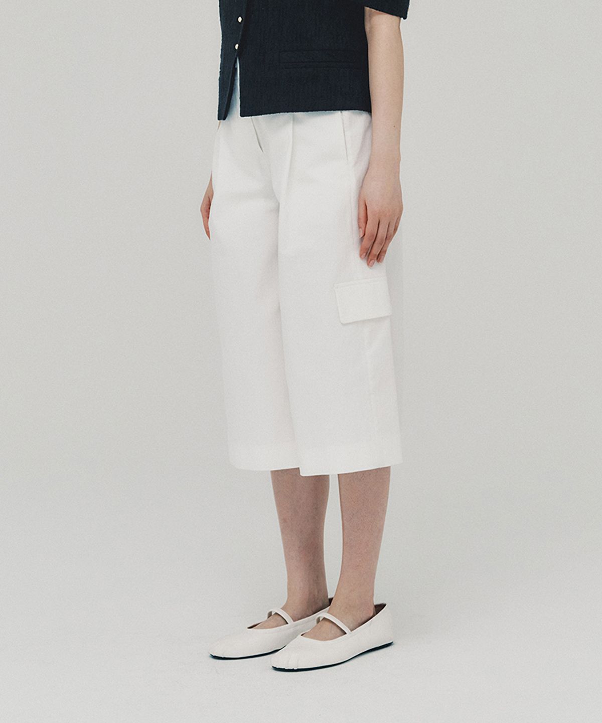 아위(AHWE) Cropped Cargo Pants_WHITE