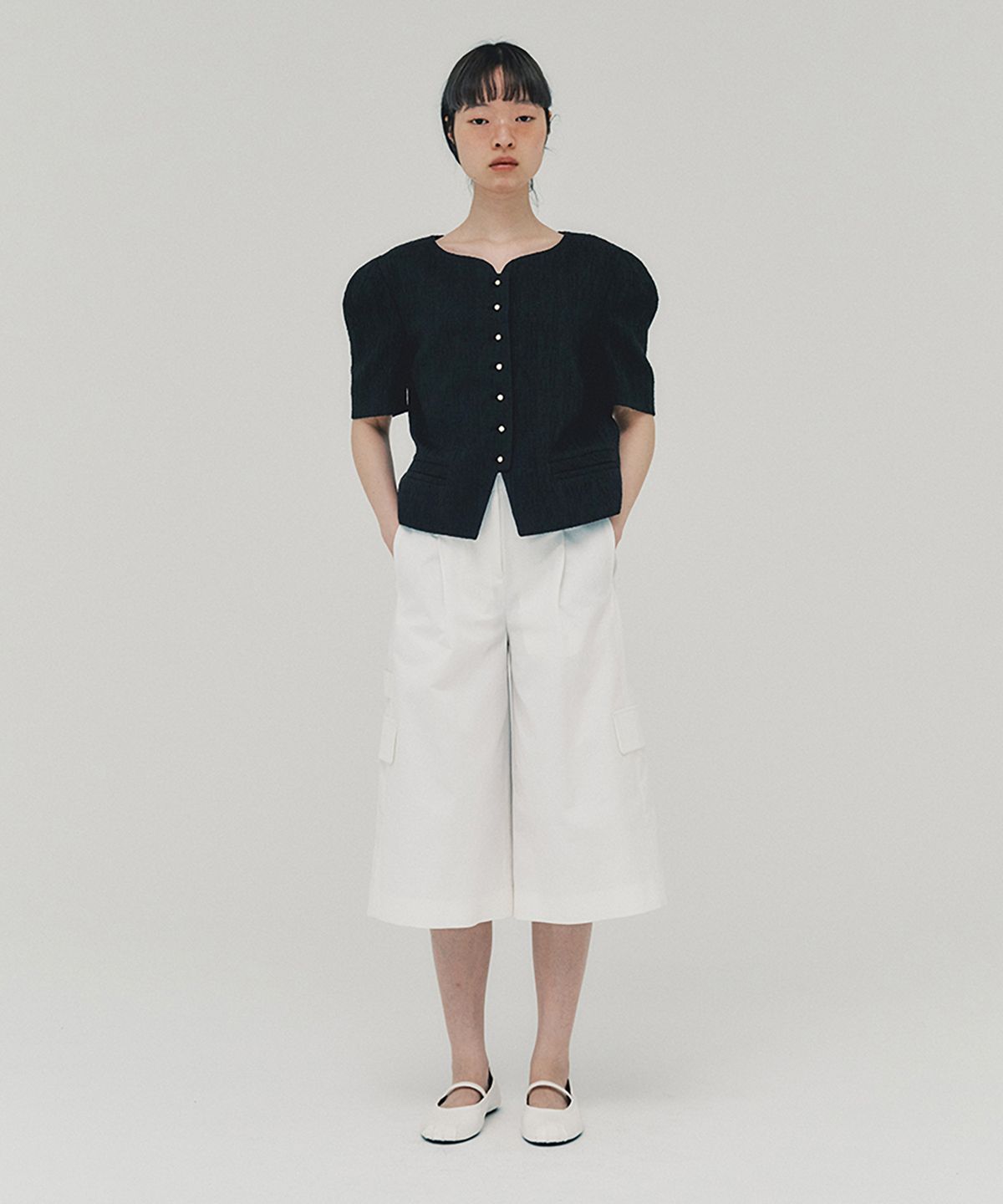 아위(AHWE) Cropped Cargo Pants_WHITE