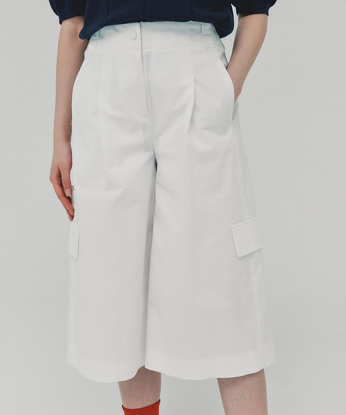 아위(AHWE) Cropped Cargo Pants_WHITE