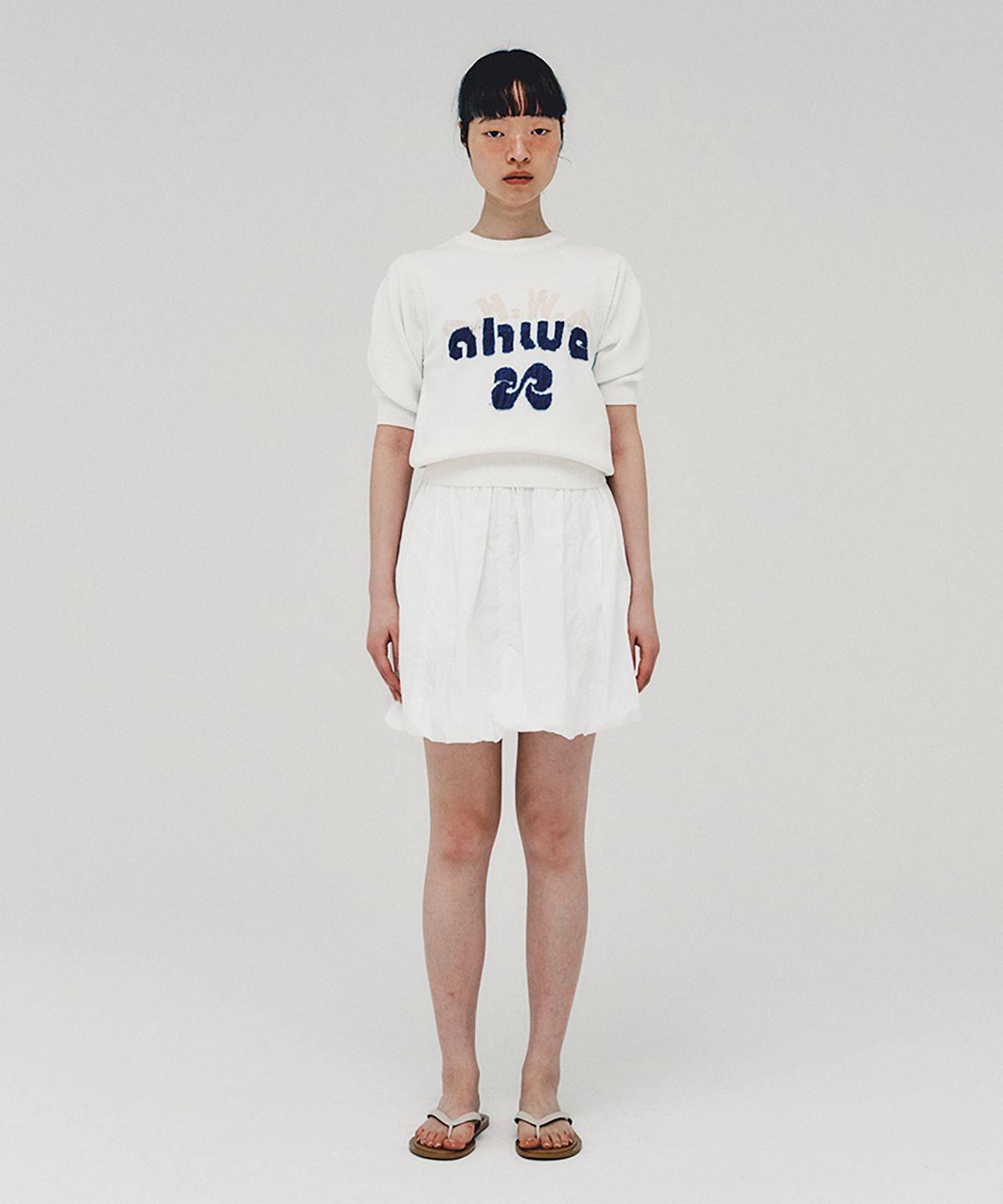 아위(AHWE) Logo Sweater_WHITE