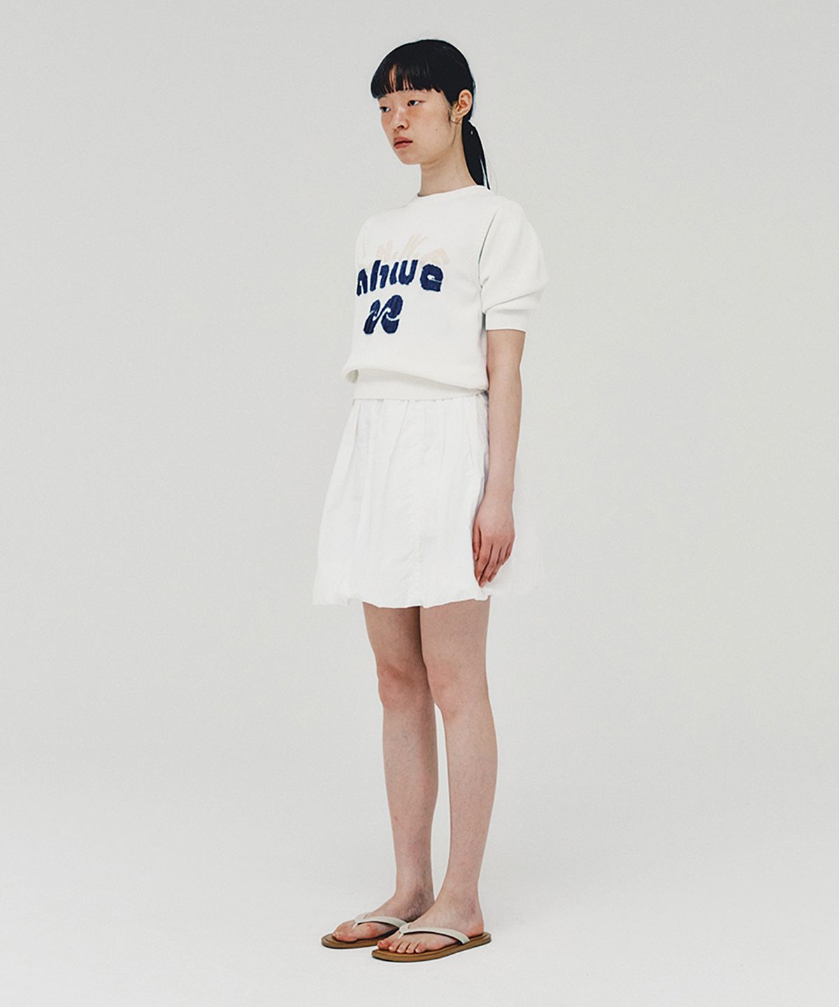 아위(AHWE) Logo Sweater_WHITE
