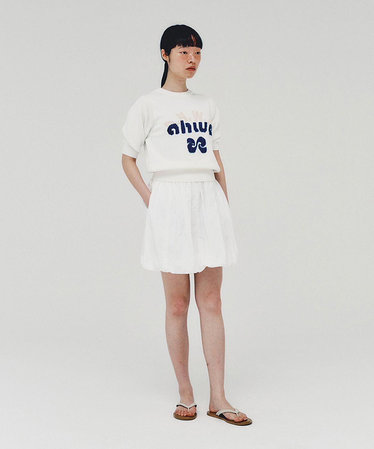 아위(AHWE) Logo Sweater_WHITE