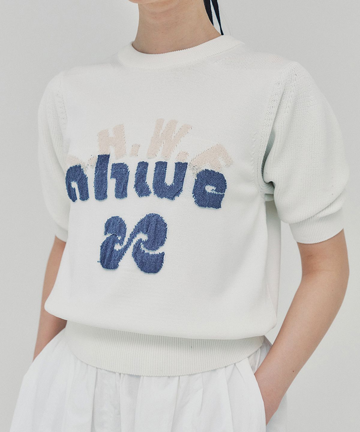아위(AHWE) Logo Sweater_WHITE