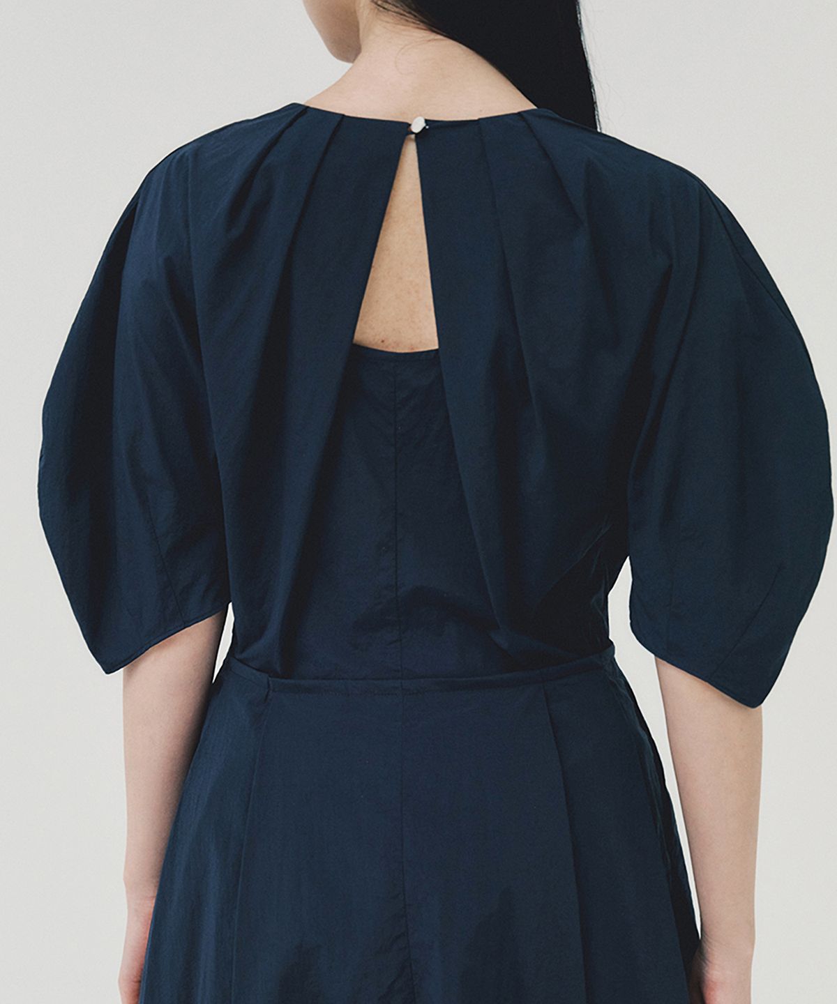 아위(AHWE) Lantern Sleeve Dress_DARK NAVY
