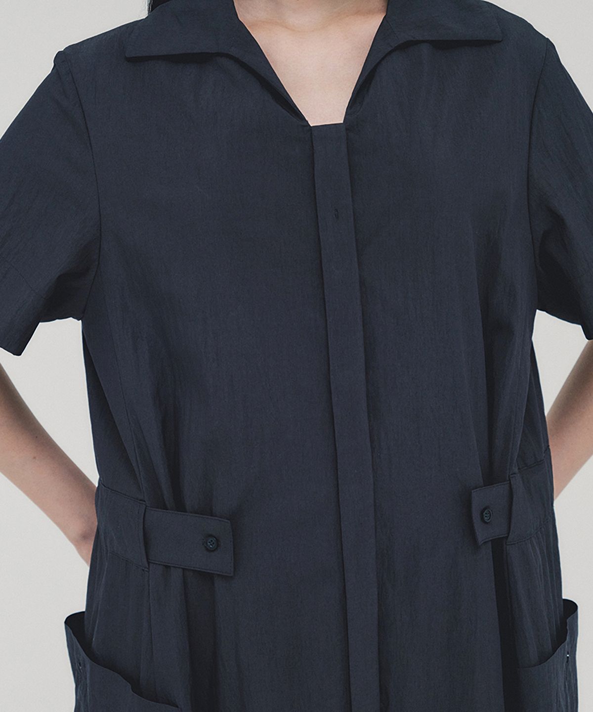 아위(AHWE) Mini Shirt Dress_CHARCOAL
