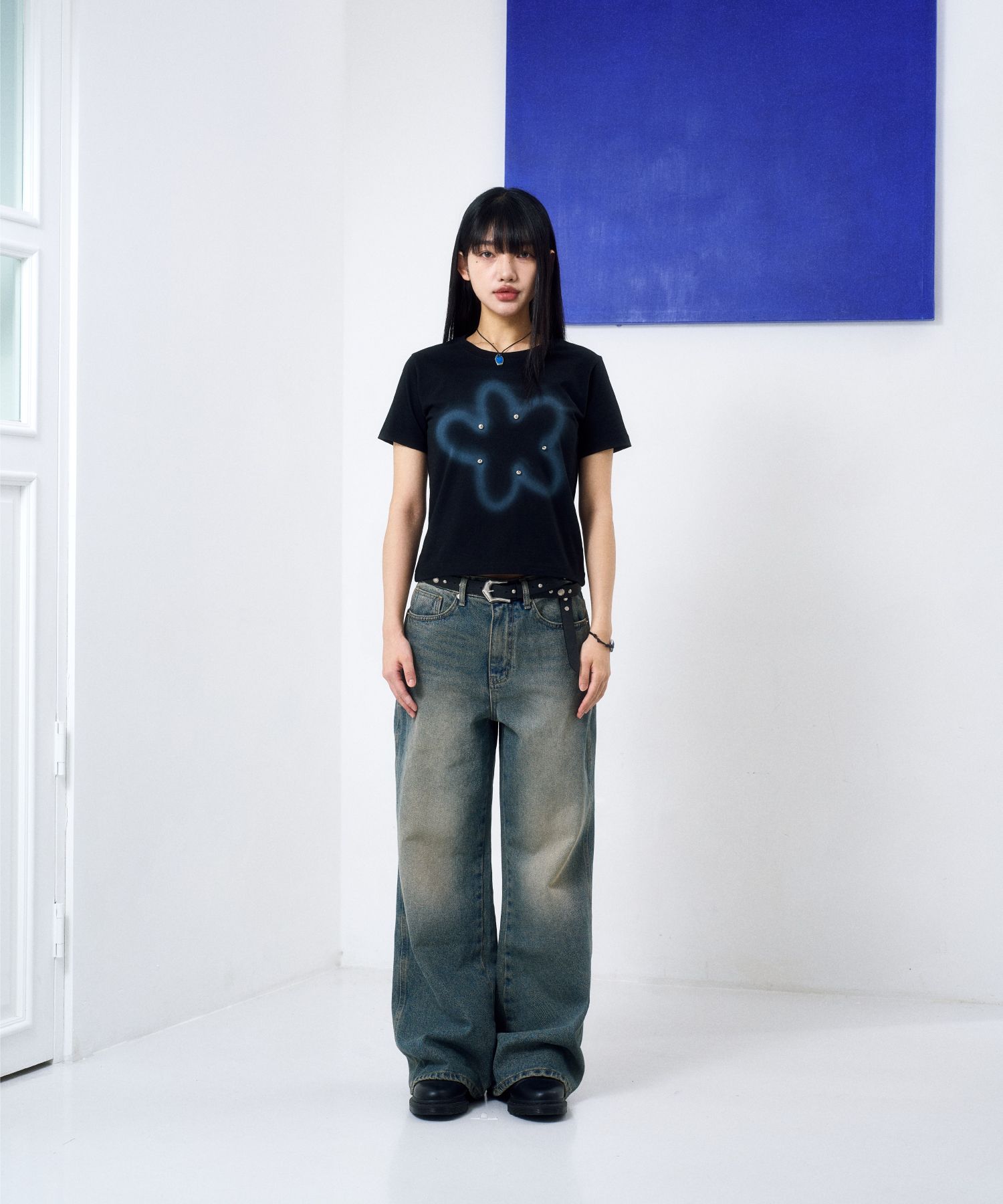 【IUGAMAKARAS】FLOWER STUDDED HALF TOP MUSINSA公式 | IUGAMAKARAS Flower Studded Half Top (Black)