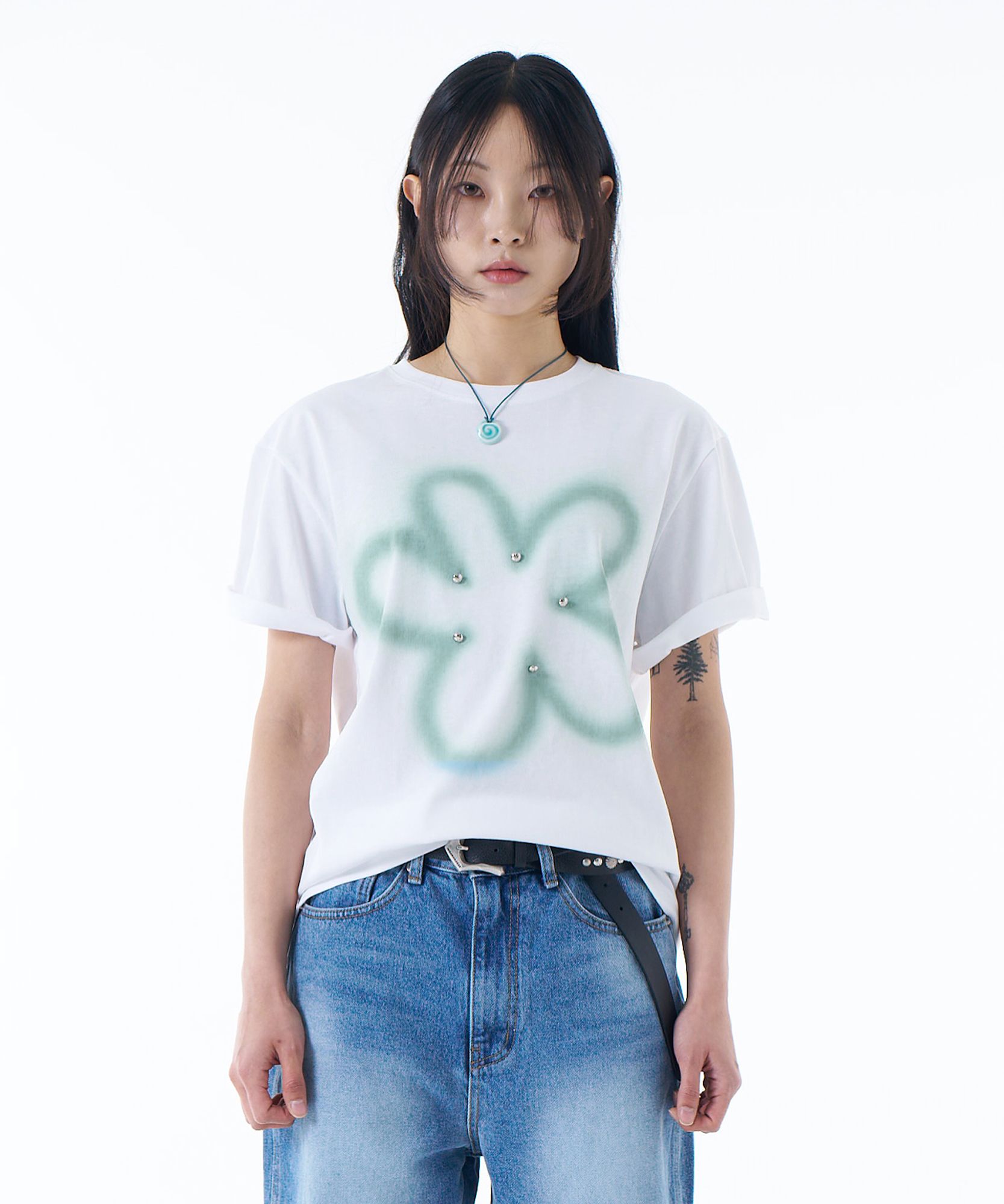 【IUGAMAKARAS】FLOWER STUDDED HALF TOP MUSINSA | IUGAMAKARAS Flower Studded Half Top (White)