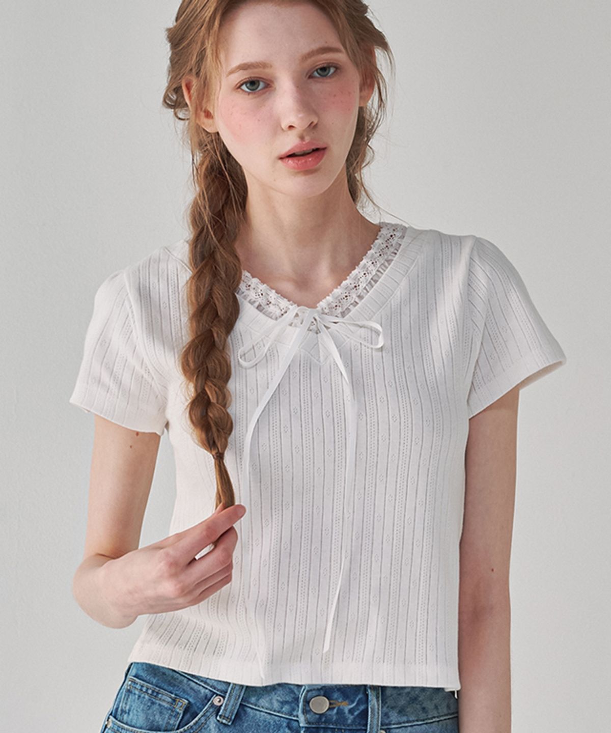 론론(RONRON) STRING RIBBON LACE V NECK SLIM CROP T SHIRT EYELET WHITE