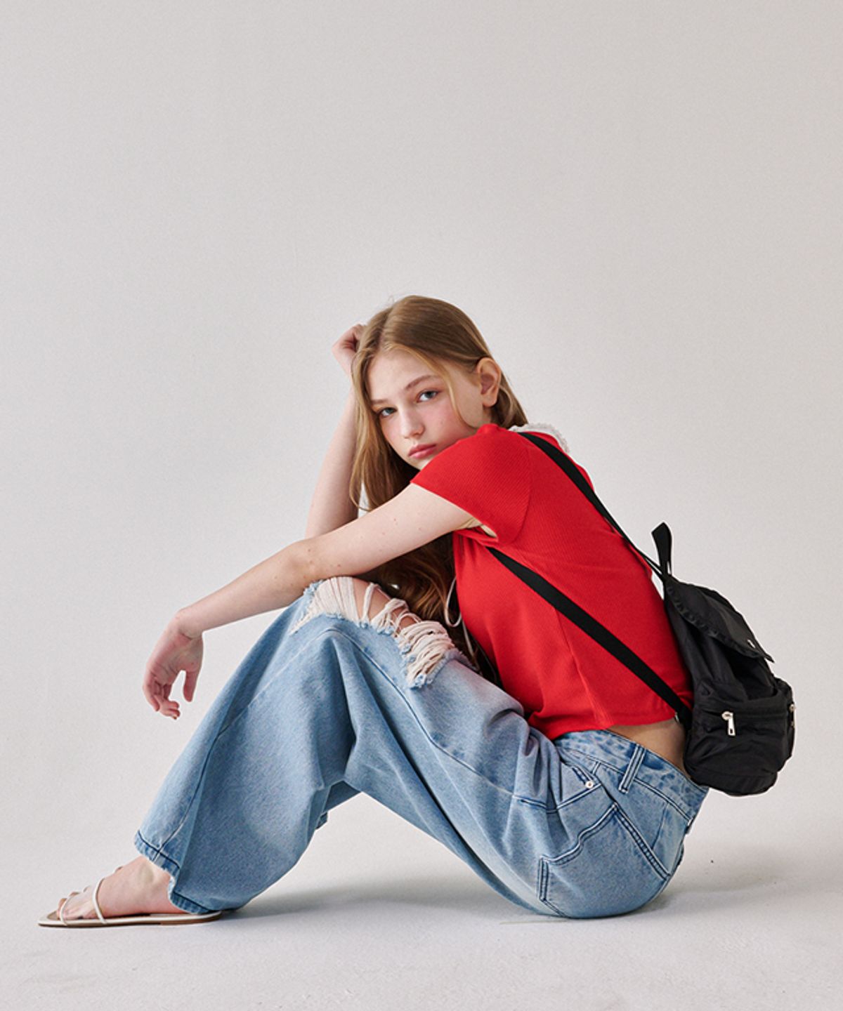 론론(RONRON) STRING RIBBON LACE V NECK SLIM CROP T SHIRT RED