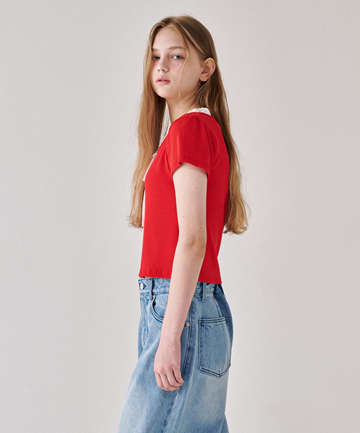 론론(RONRON) STRING RIBBON LACE V NECK SLIM CROP T SHIRT RED