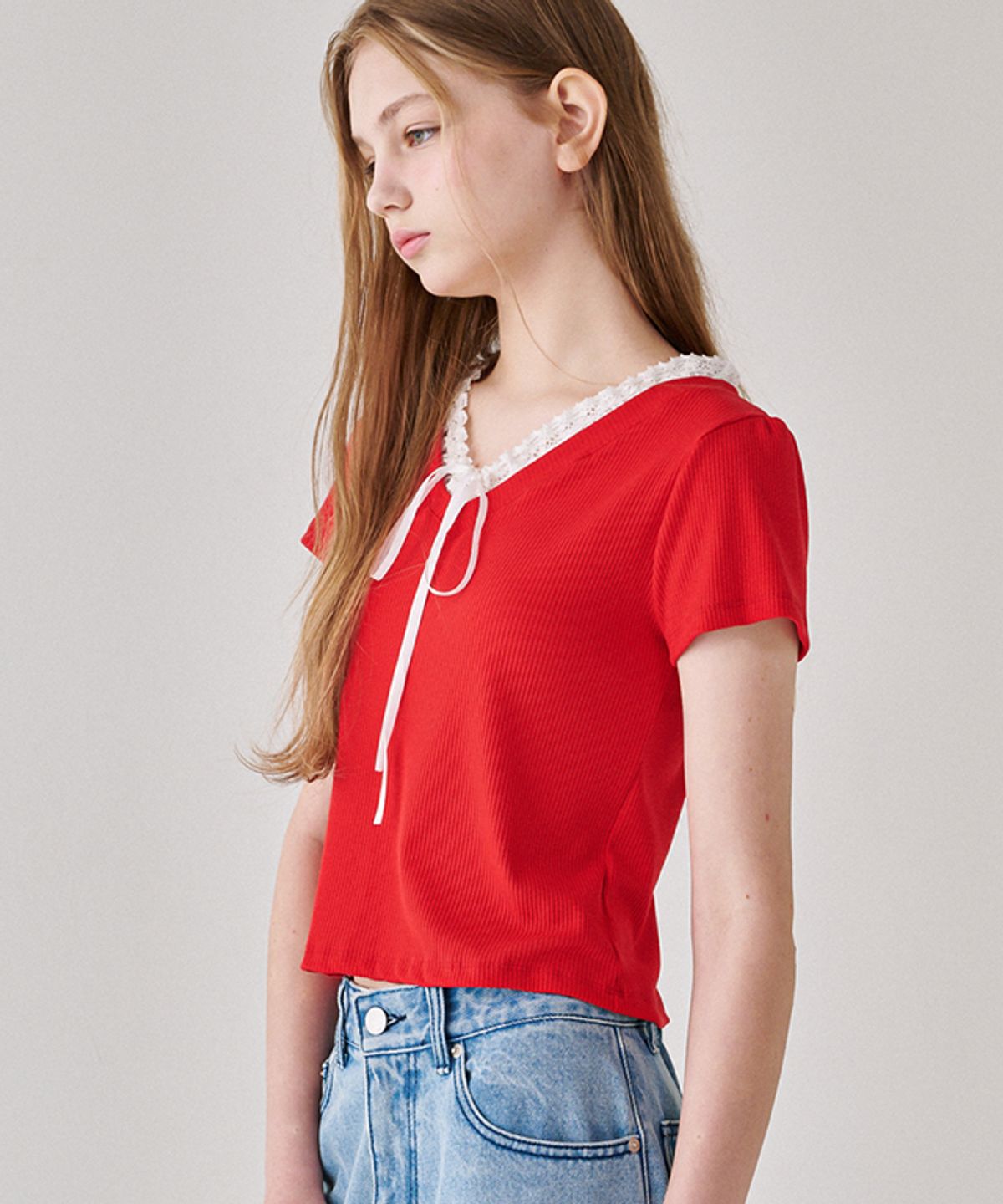 론론(RONRON) STRING RIBBON LACE V NECK SLIM CROP T SHIRT RED
