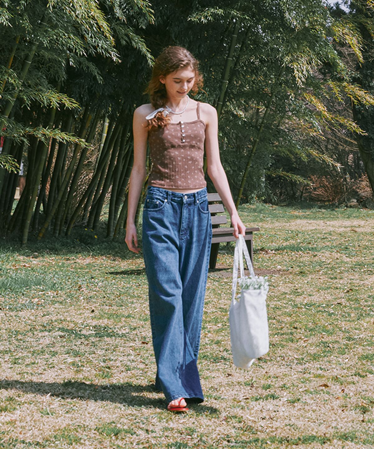 론론(RONRON) HEART BUTTON GOLGI SLEEVELESS EYELET BROWN
