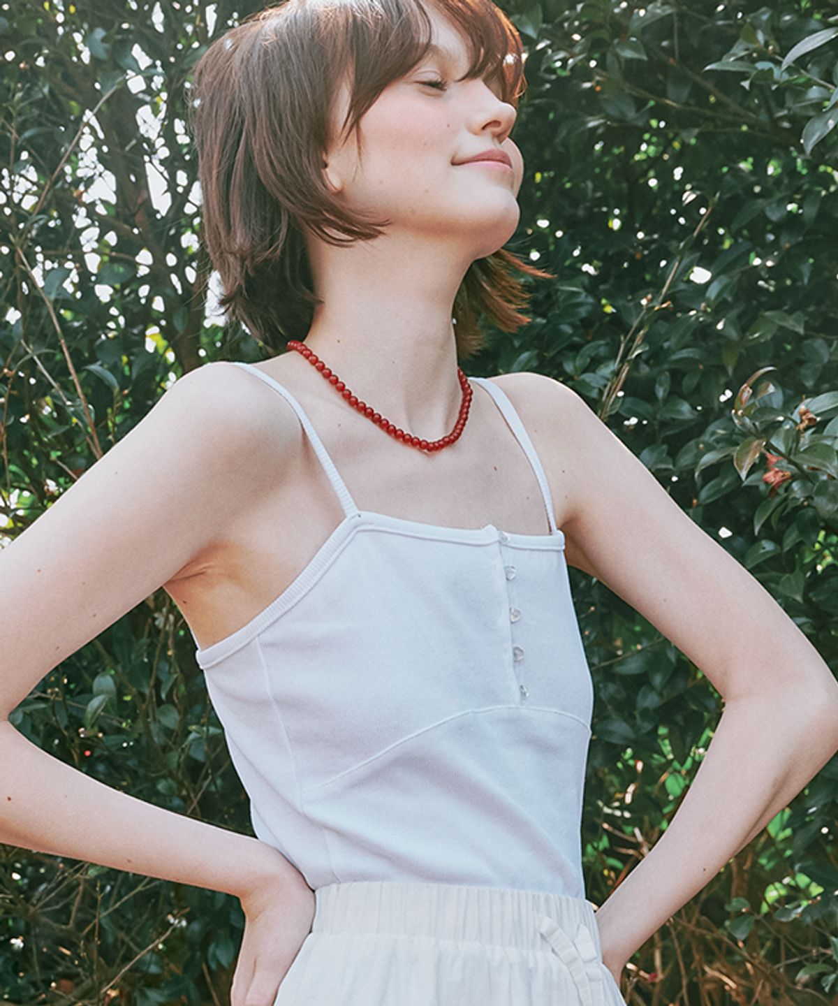 론론(RONRON) HEART BUTTON GOLGI SLEEVELESS WHITE