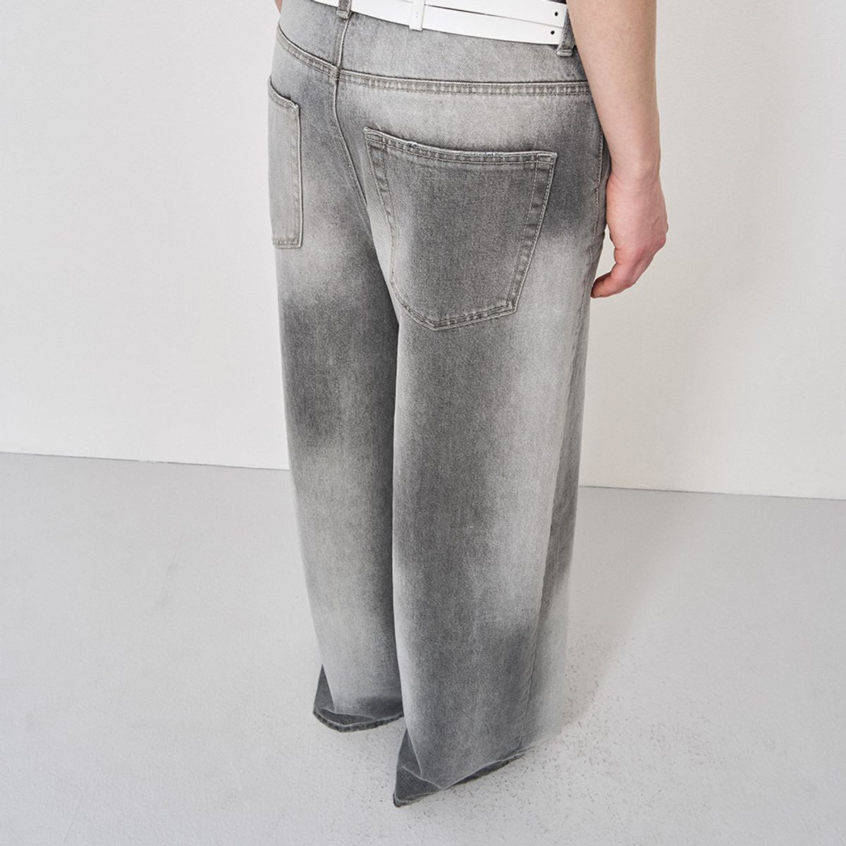 엘씨디씨티엠(LCDC™) HAND BRUSHED WIDE-LEG DENIM (GREY)