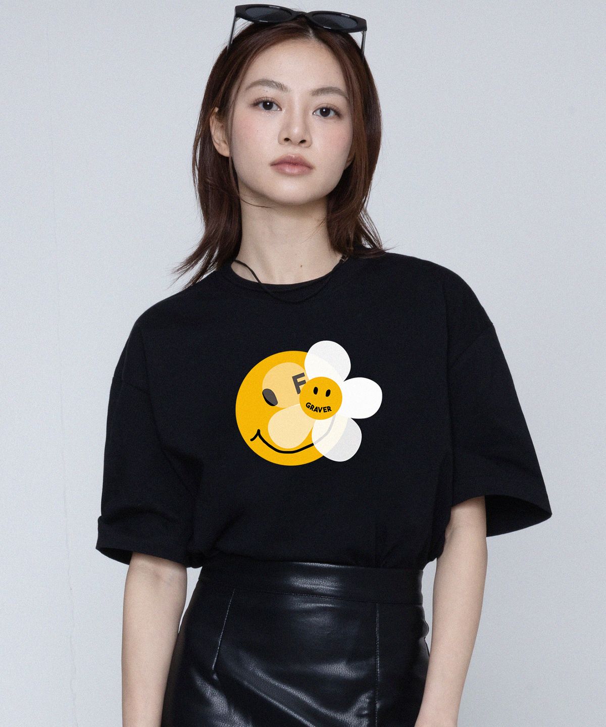 그레이버(GRAVER) [UNISEX]도트 스마일 플라워 믹스 반팔티_블랙