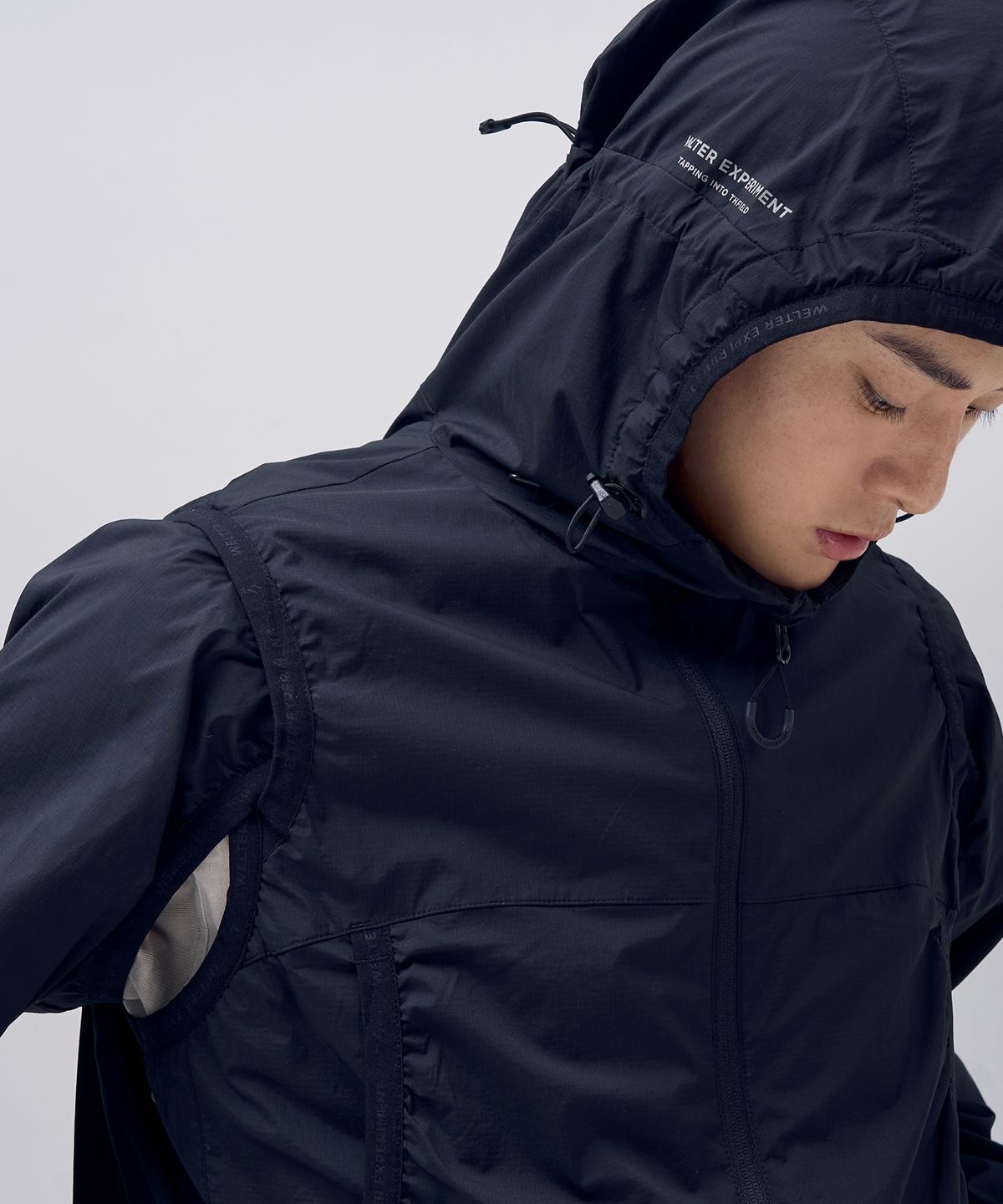 웰터 익스페리먼트(WELTER EXPERIMENT) DETACHABLE LIGHT WINDBREAKER_BLACK_WOL061