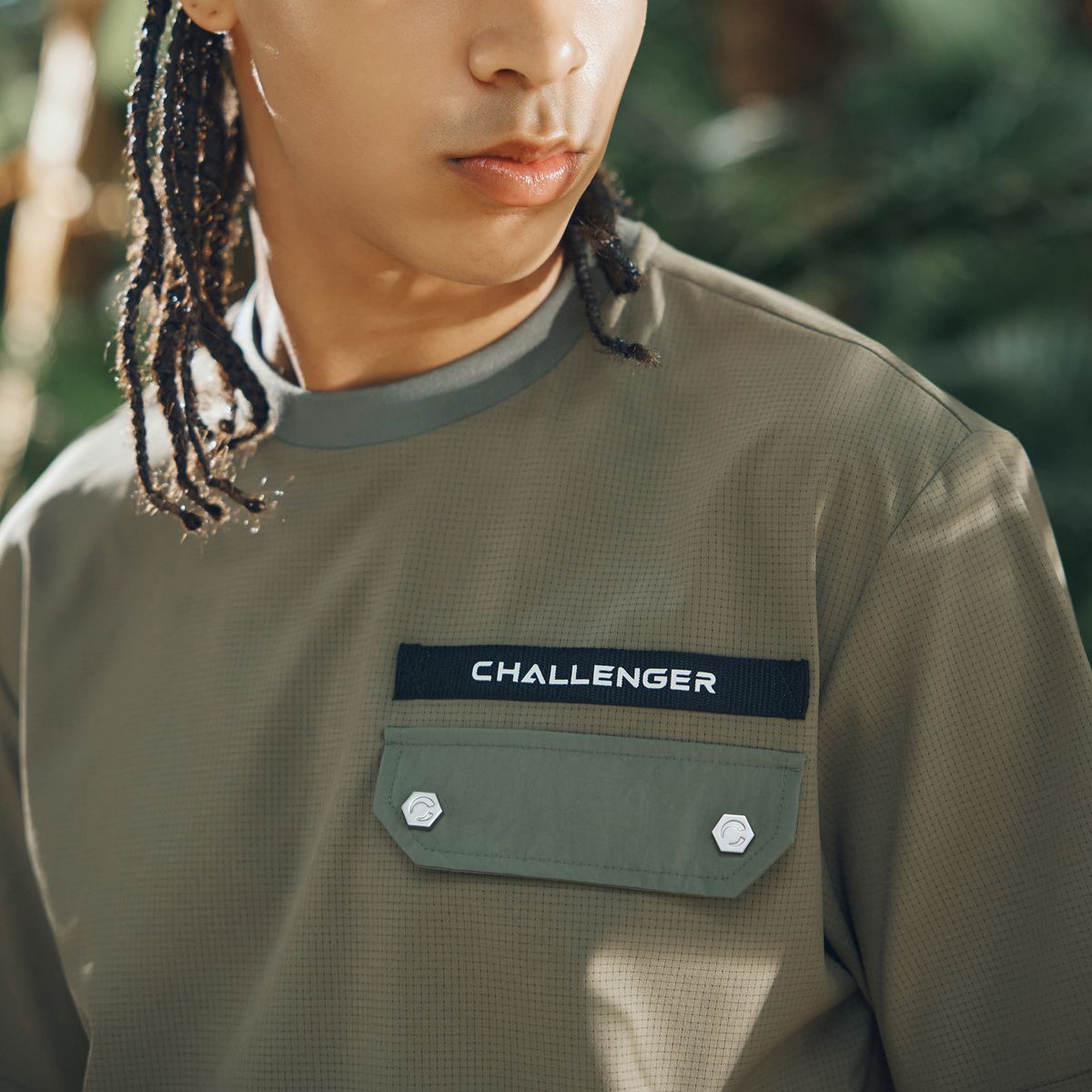 챌린저(CHALLENGER) 앞포켓 남성 라운드 반팔 우븐탑 카키