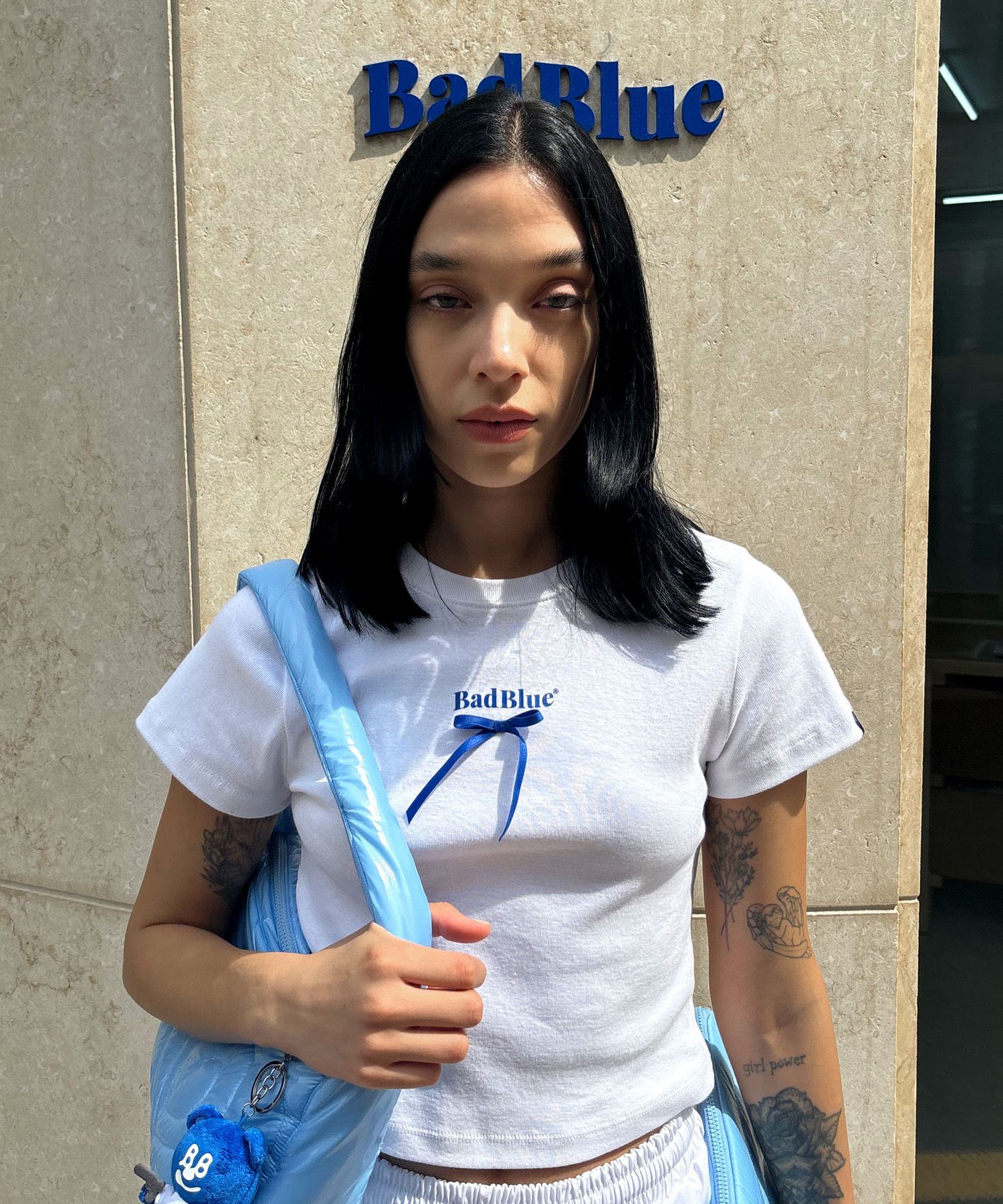 MUSINSA公式 | BADBLUE Ribbon Logo Slim Tee White