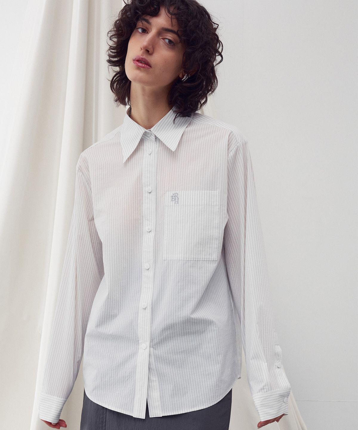 리이(RE RHEE) EMBROIDERED STRIPE POCKET SHIRT WHITE