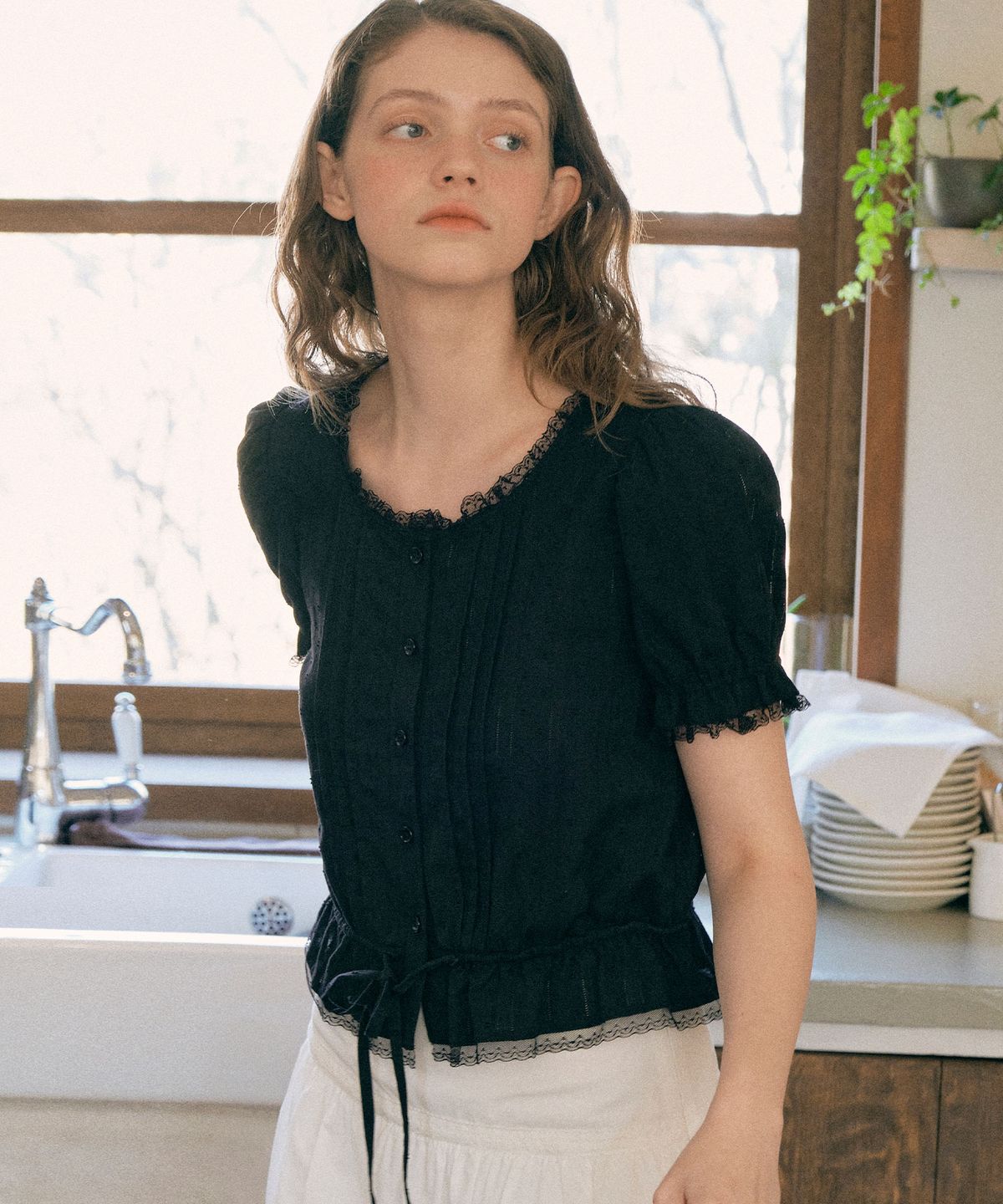 로라로라(ROLAROLA) FRILL SHIRRING BLOUSE BLACK
