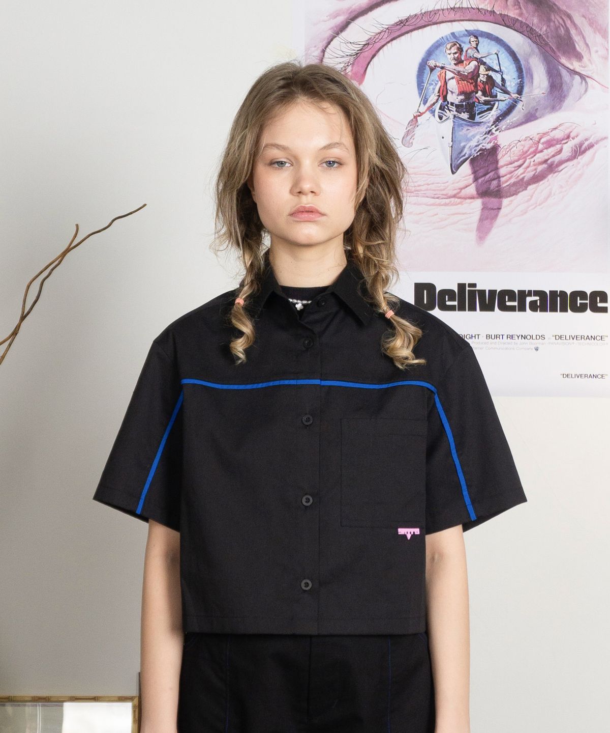 슈브토(SHVTO) Blue line crop shirt black