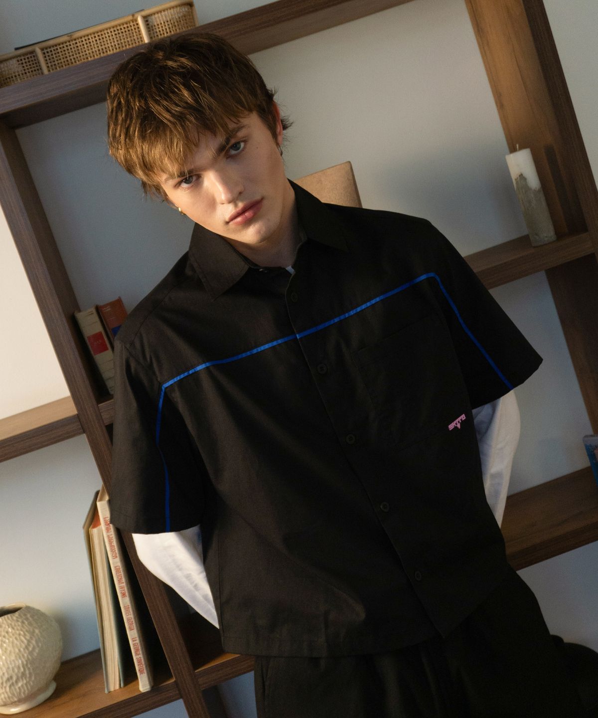 슈브토(SHVTO) Blue line crop shirt black