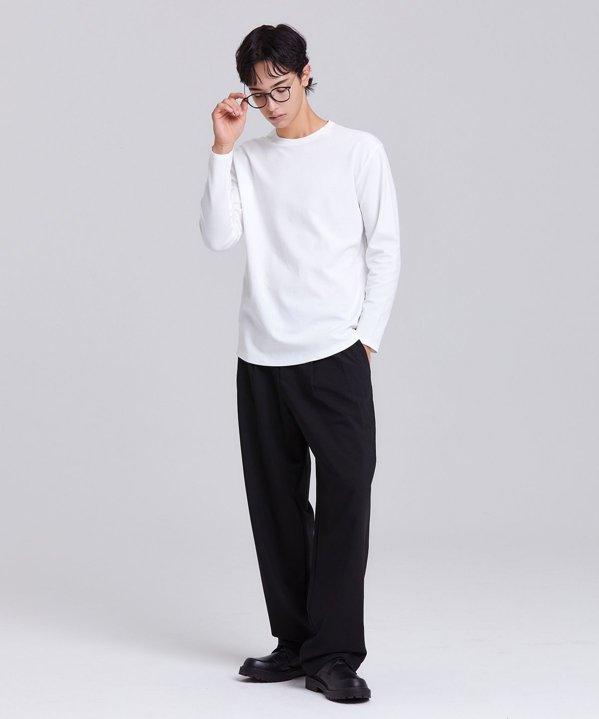 디블루(DBLUE) 테일러드 크루넥 롱슬리브 오프화이트