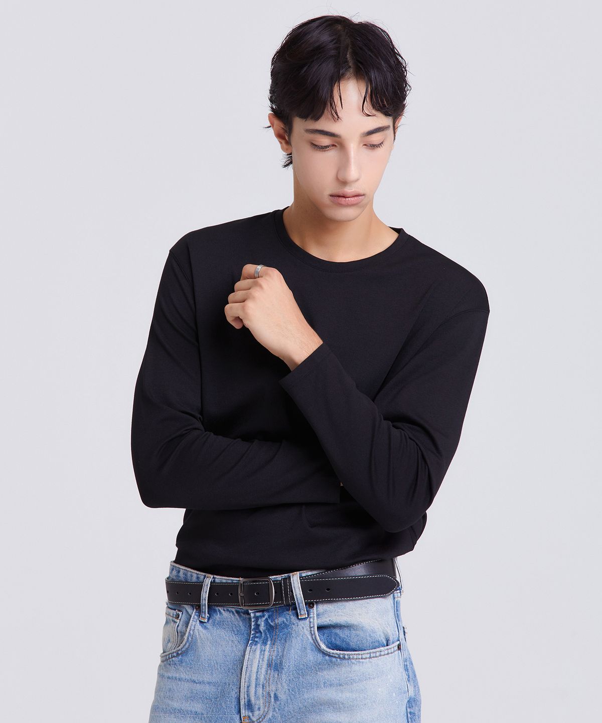 디블루(DBLUE) 테일러드 크루넥 롱슬리브 블랙
