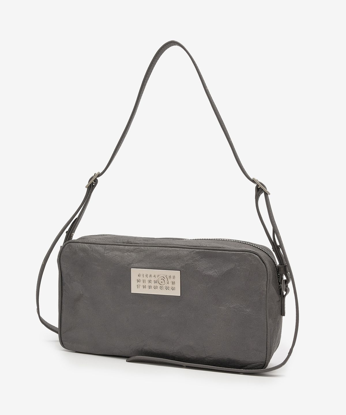 엠엠식스(MM6 MAISON MARGIELA) 스몰 뉴메릭 원 아웃 레더 숄더백 - 블랙 / SB6WG0011P6705T8013
