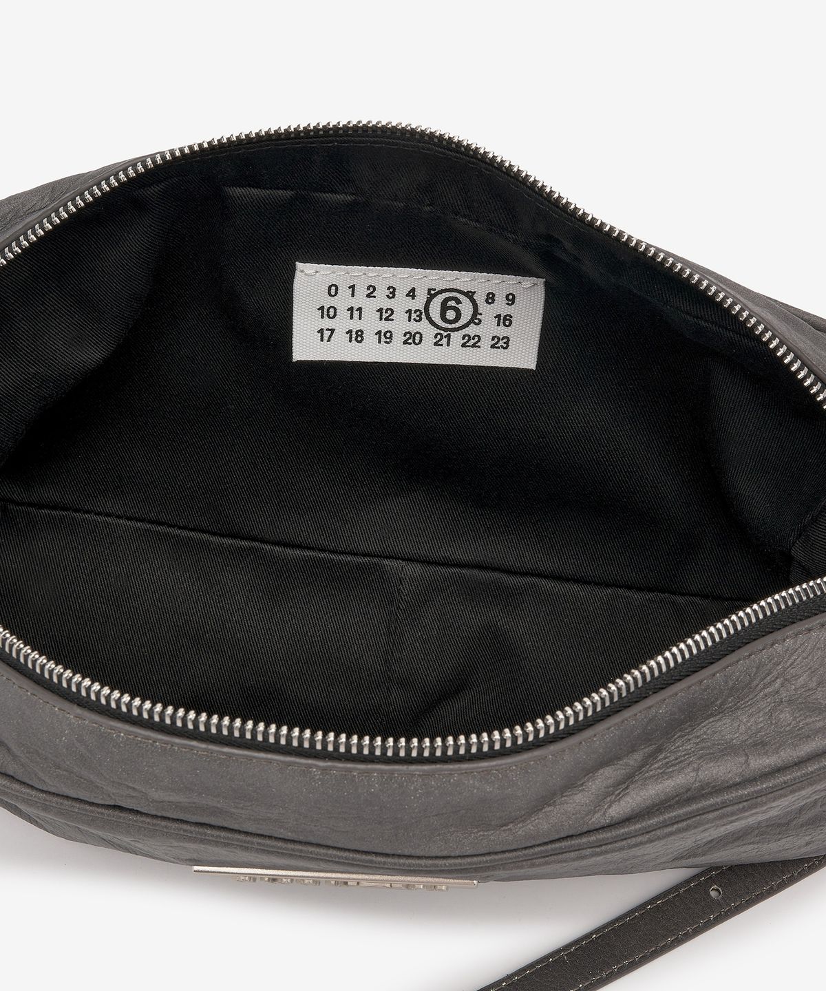 엠엠식스(MM6 MAISON MARGIELA) 스몰 뉴메릭 원 아웃 레더 숄더백 - 블랙 / SB6WG0011P6705T8013