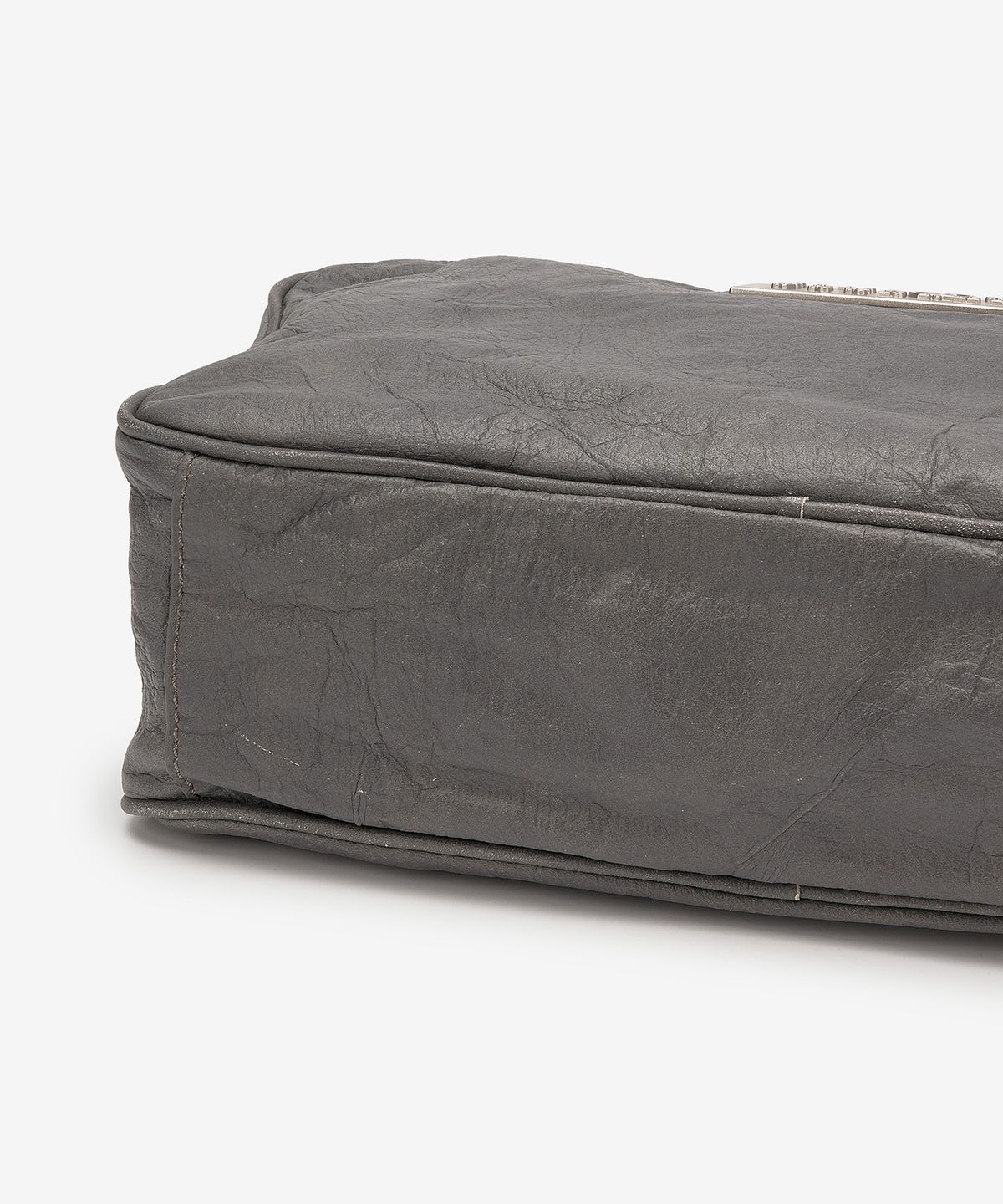 엠엠식스(MM6 MAISON MARGIELA) 스몰 뉴메릭 원 아웃 레더 숄더백 - 블랙 / SB6WG0011P6705T8013