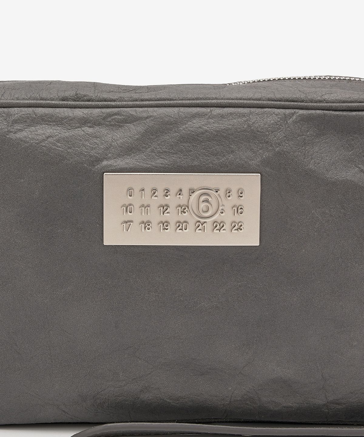 엠엠식스(MM6 MAISON MARGIELA) 스몰 뉴메릭 원 아웃 레더 숄더백 - 블랙 / SB6WG0011P6705T8013