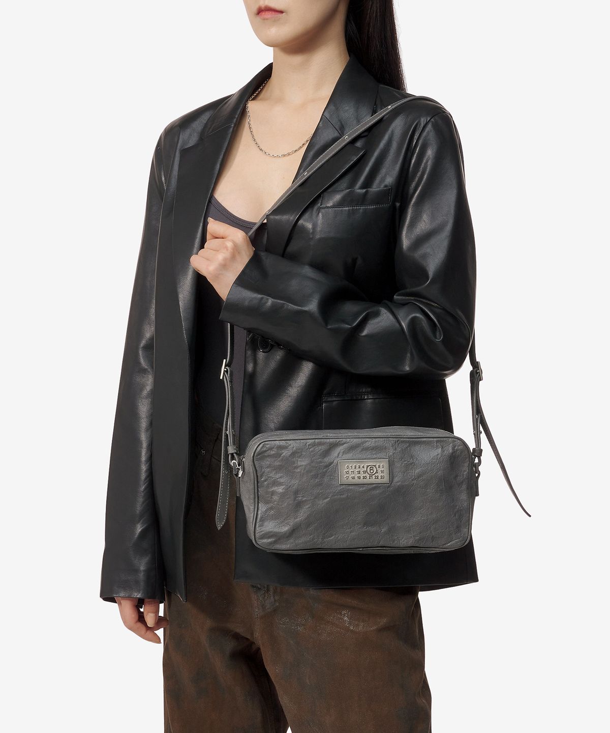 엠엠식스(MM6 MAISON MARGIELA) 스몰 뉴메릭 원 아웃 레더 숄더백 - 블랙 / SB6WG0011P6705T8013