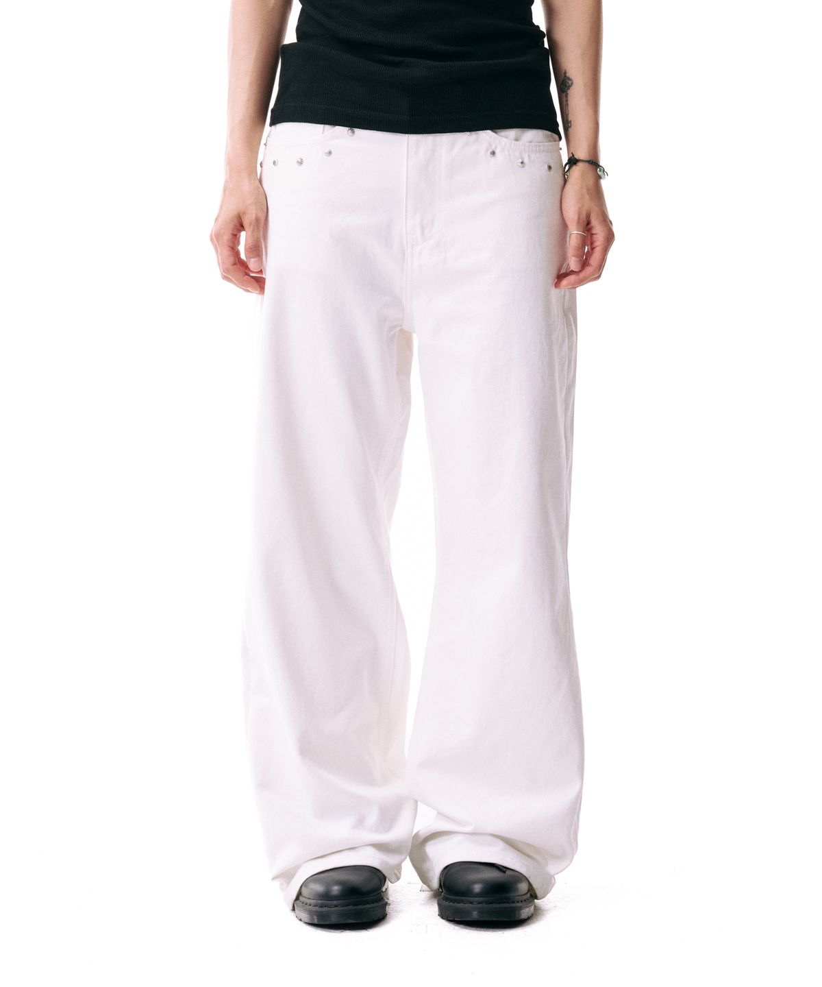 아캄(AAKAM) Multi Studded Cotton Pants (White)