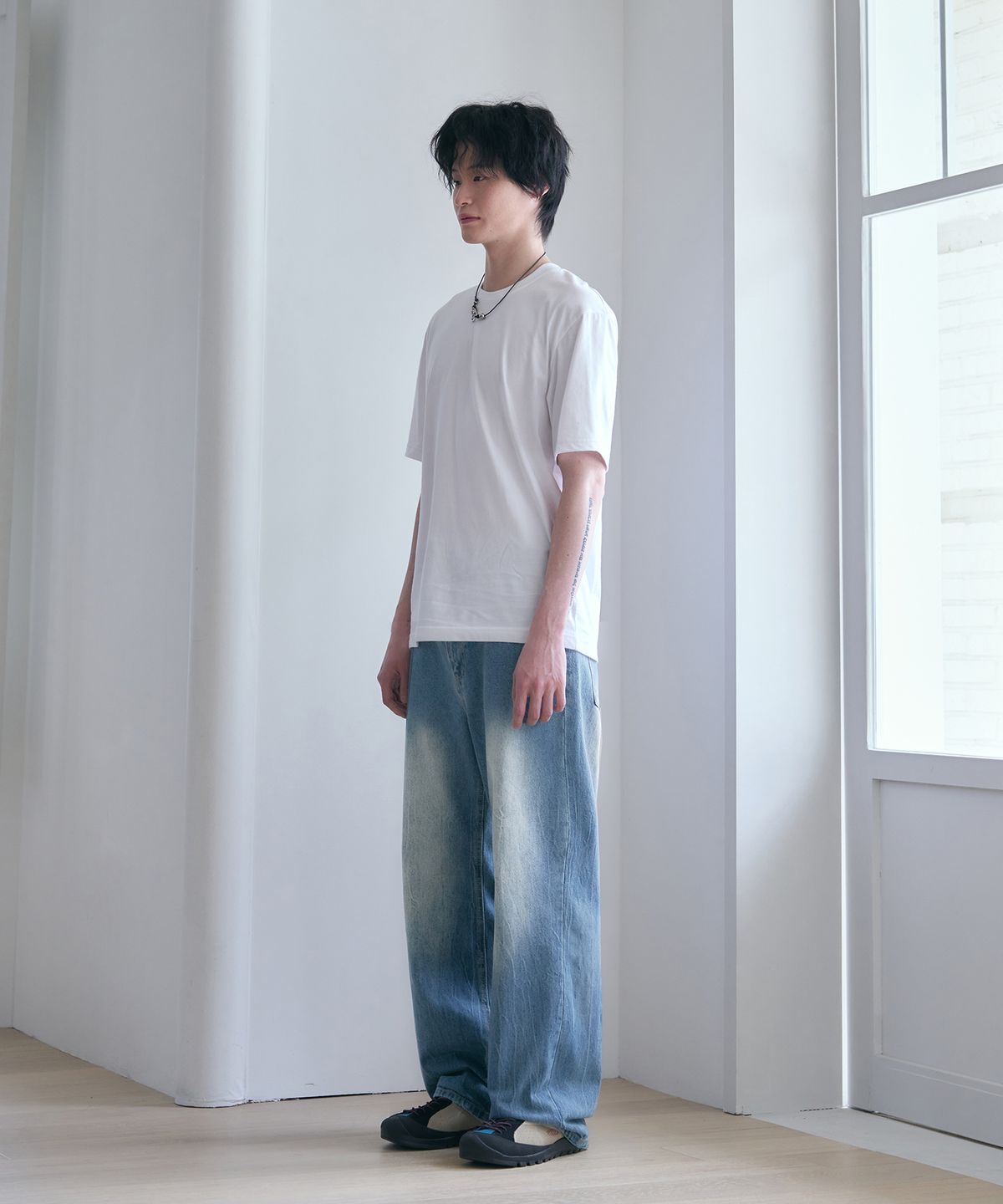아워데이즈(OURDAYZ) 워시드 크랙 와이드 데님 팬츠 [WASHED BLUE]