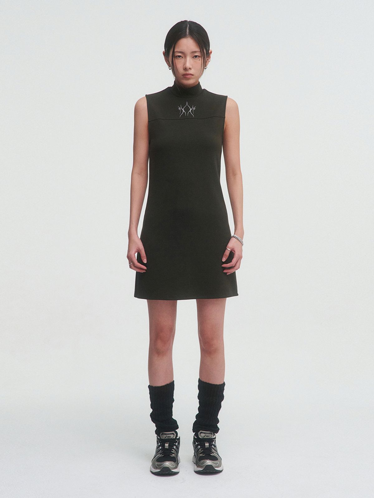 뚜오미오(TUOMIO) FLAME MINI DRESS [KHAKI]