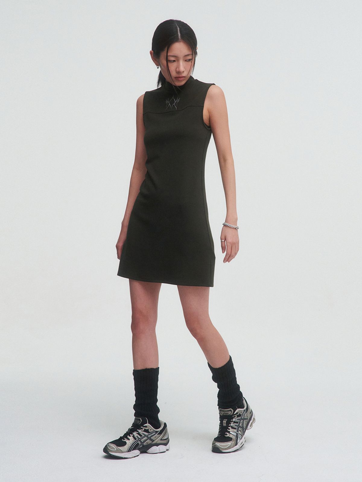 뚜오미오(TUOMIO) FLAME MINI DRESS [KHAKI]