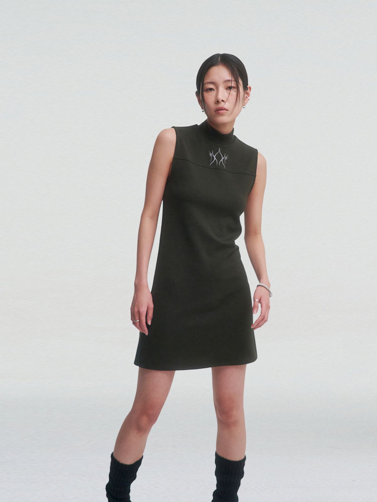 뚜오미오(TUOMIO) FLAME MINI DRESS [KHAKI]