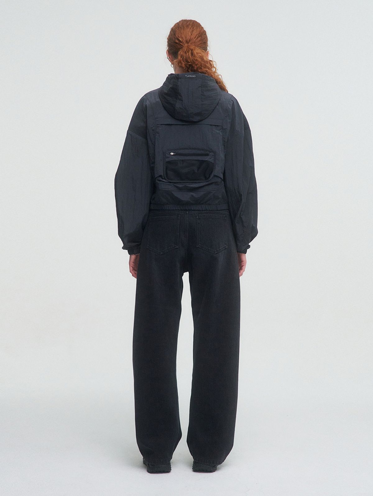 뚜오미오(TUOMIO) BACK POCKET WINDBREAKER [CHARCOAL]