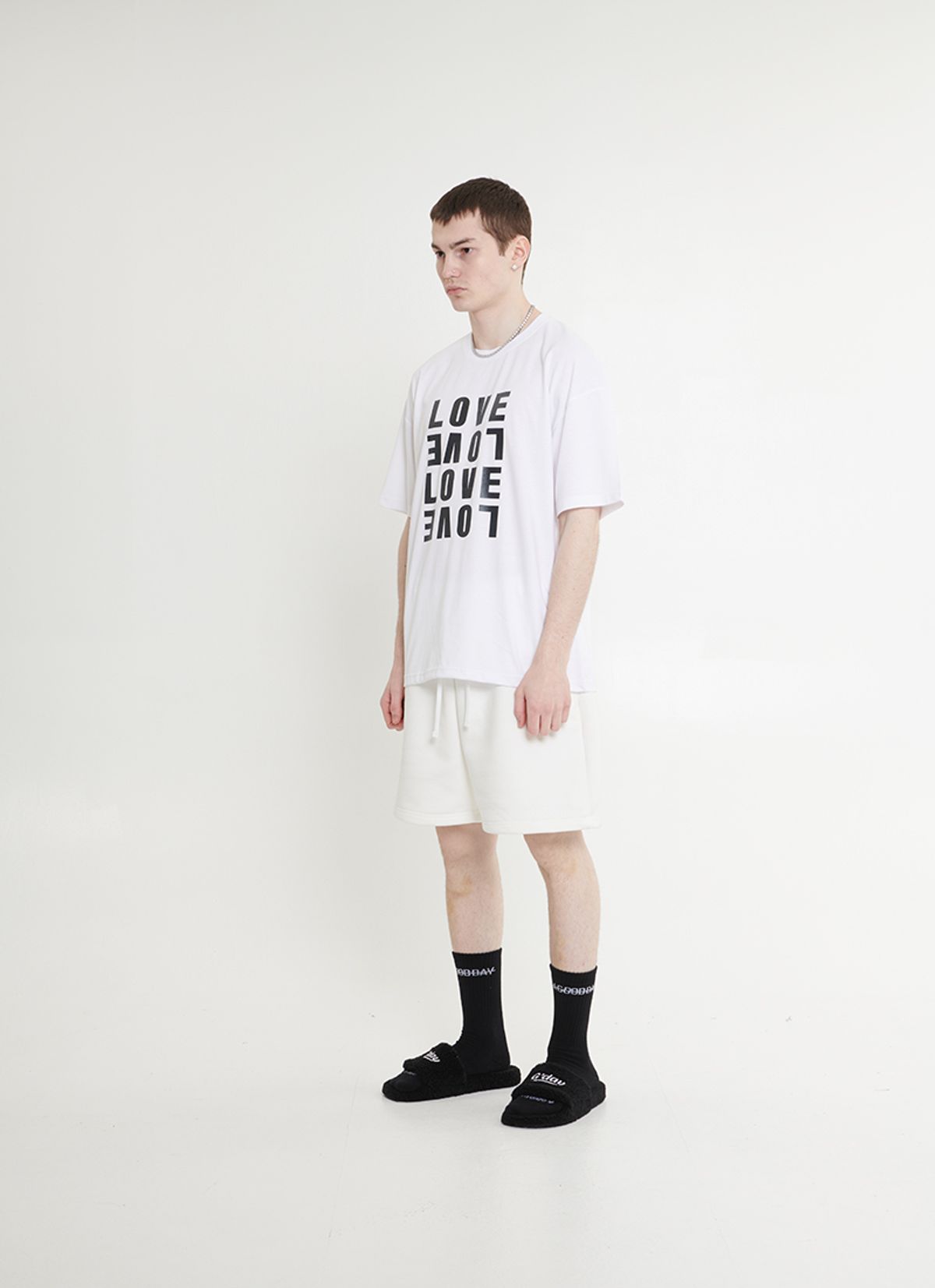 어굿데이(AGOODDAY) [UNISEX]  SIGNATURE HALF PANTS (WHITE)