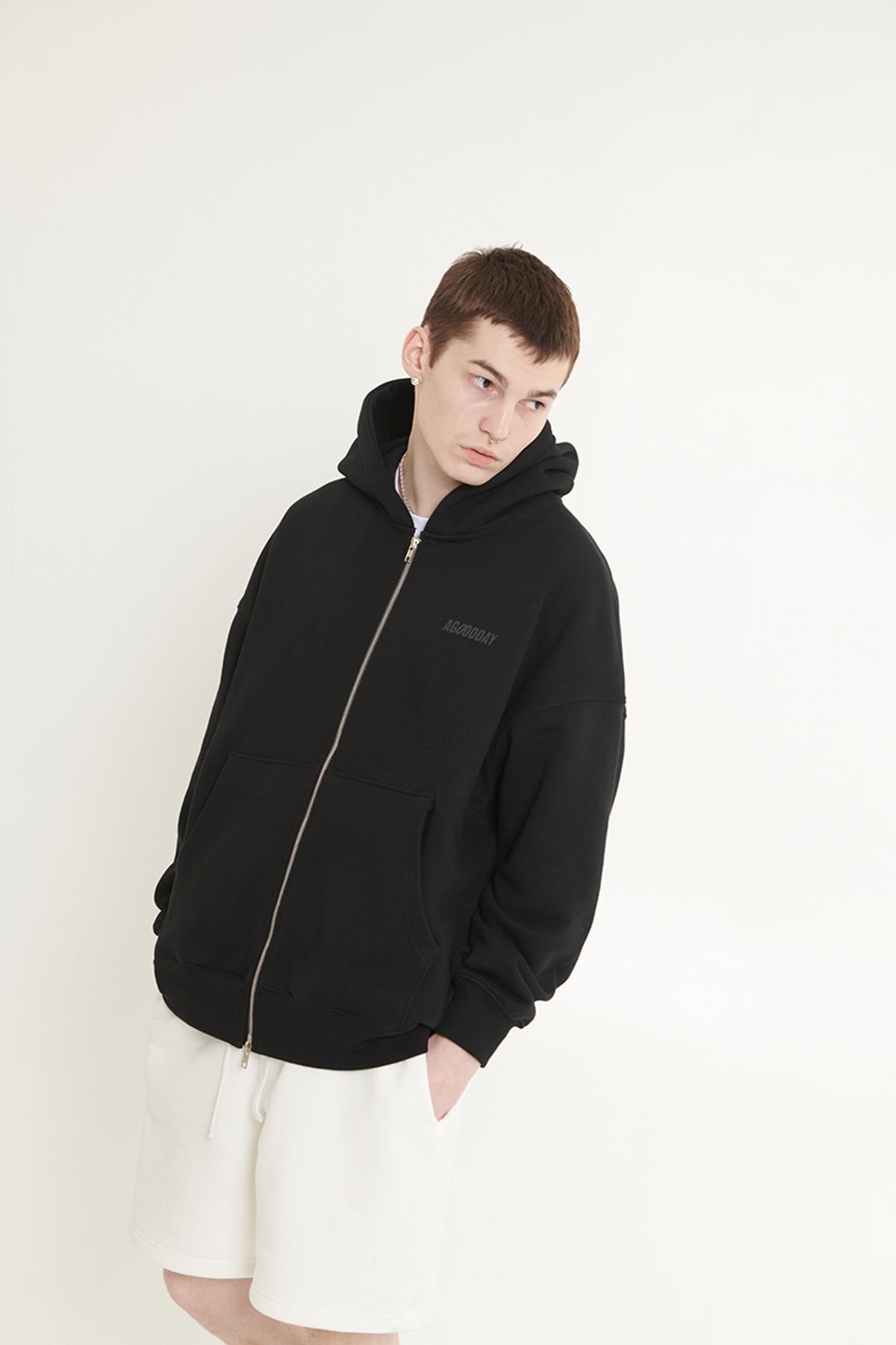 어굿데이(AGOODDAY) [UNISEX]   SIGNATURE HOODIE ZIPUP MAN(BLACK)