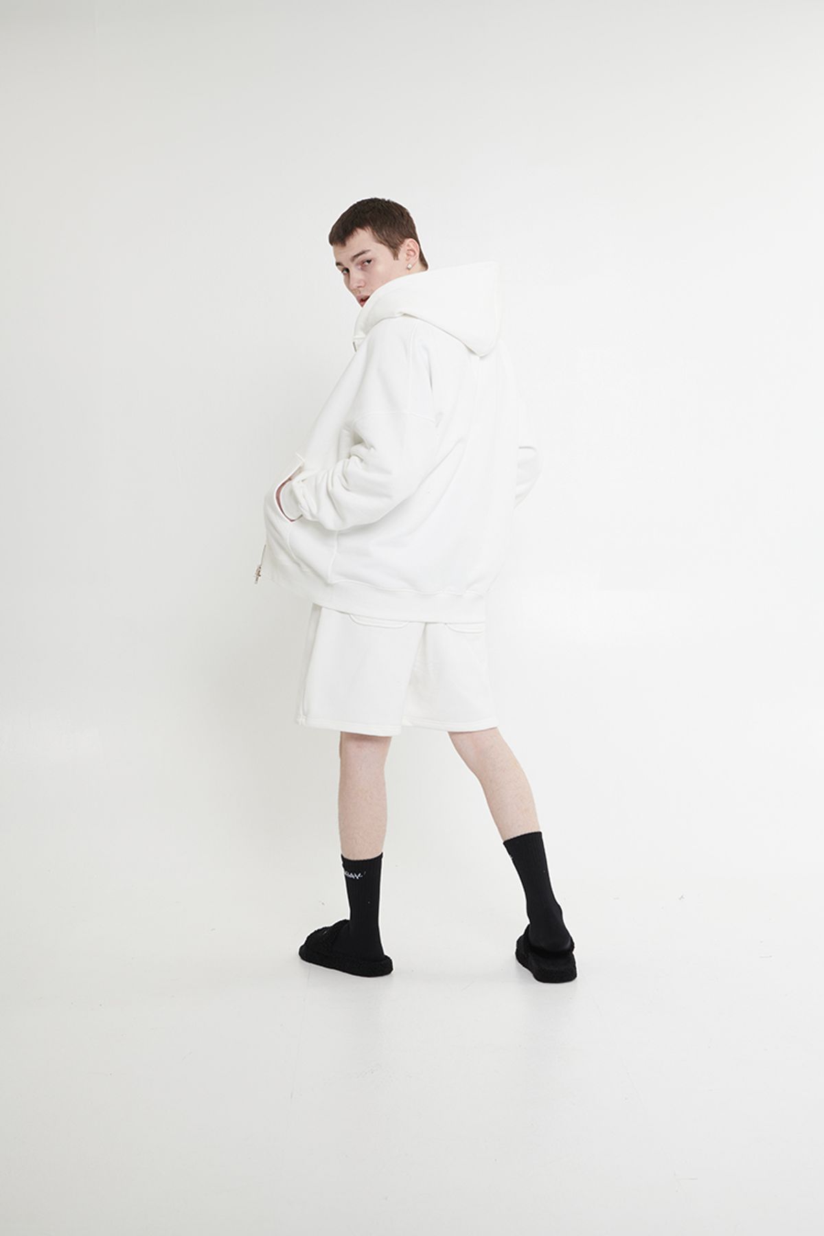 어굿데이(AGOODDAY) [UNISEX]   SIGNATURE HOODIE ZIPUP MAN(WHITE)