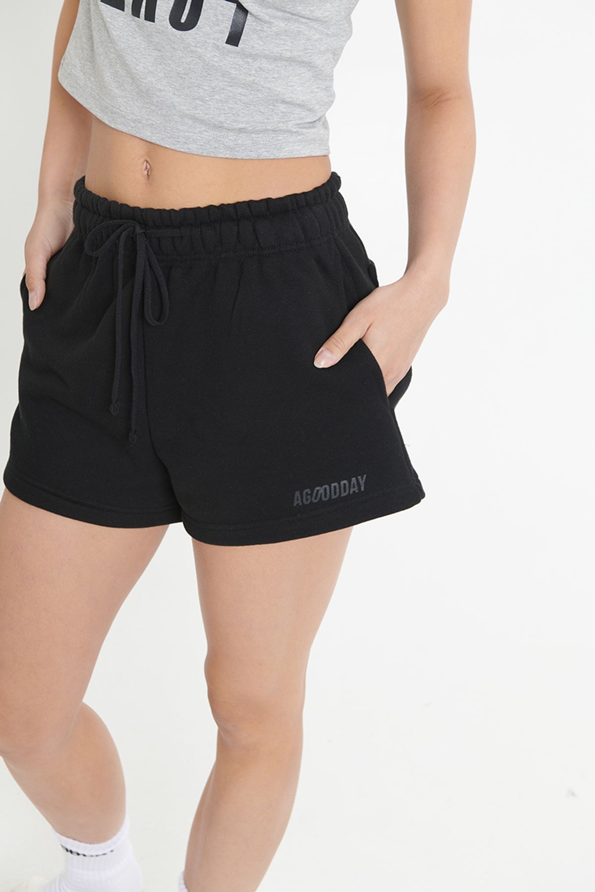 어굿데이(AGOODDAY) [WOMAN]  SIGNATURE HALF PANTS WOMAN (BLACK)