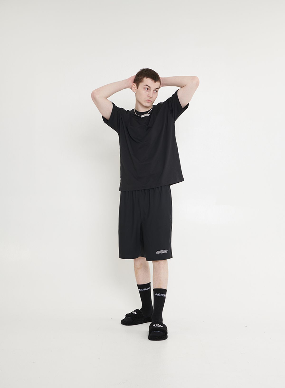 어굿데이(AGOODDAY) [UNISEX] EMBO SIGNATURE TSHIRT (BLACK)