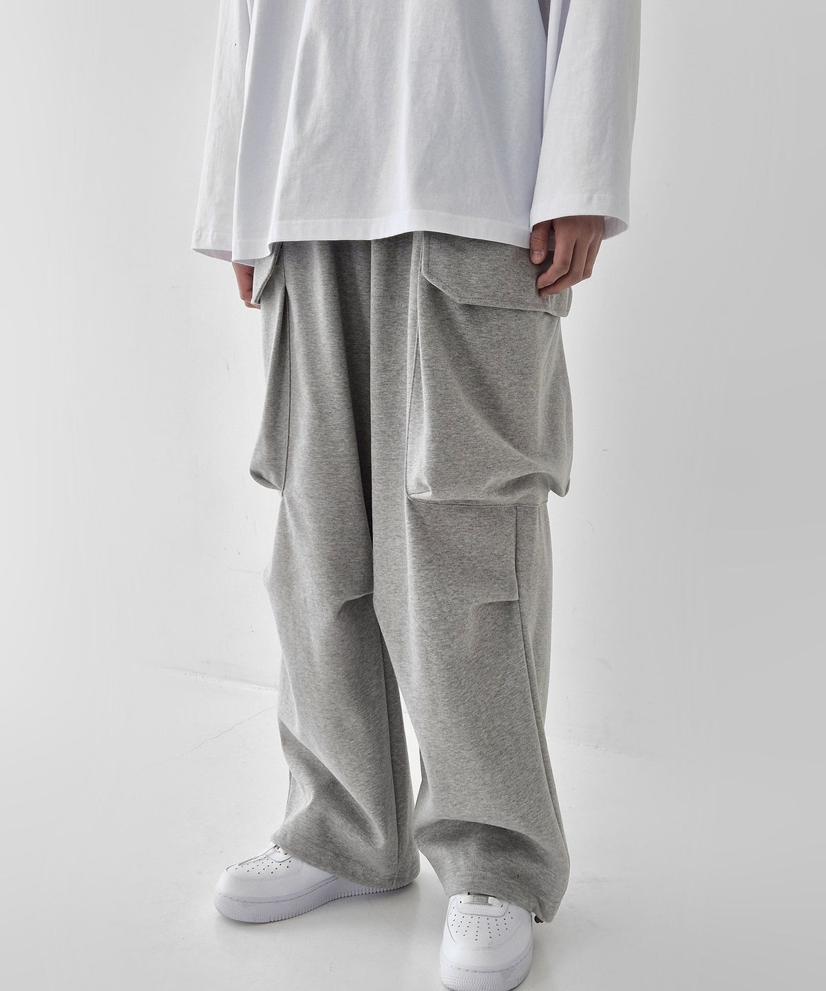 음(UMM) 빅포켓 와이드 카고트레이닝 조거팬츠 2COLOR