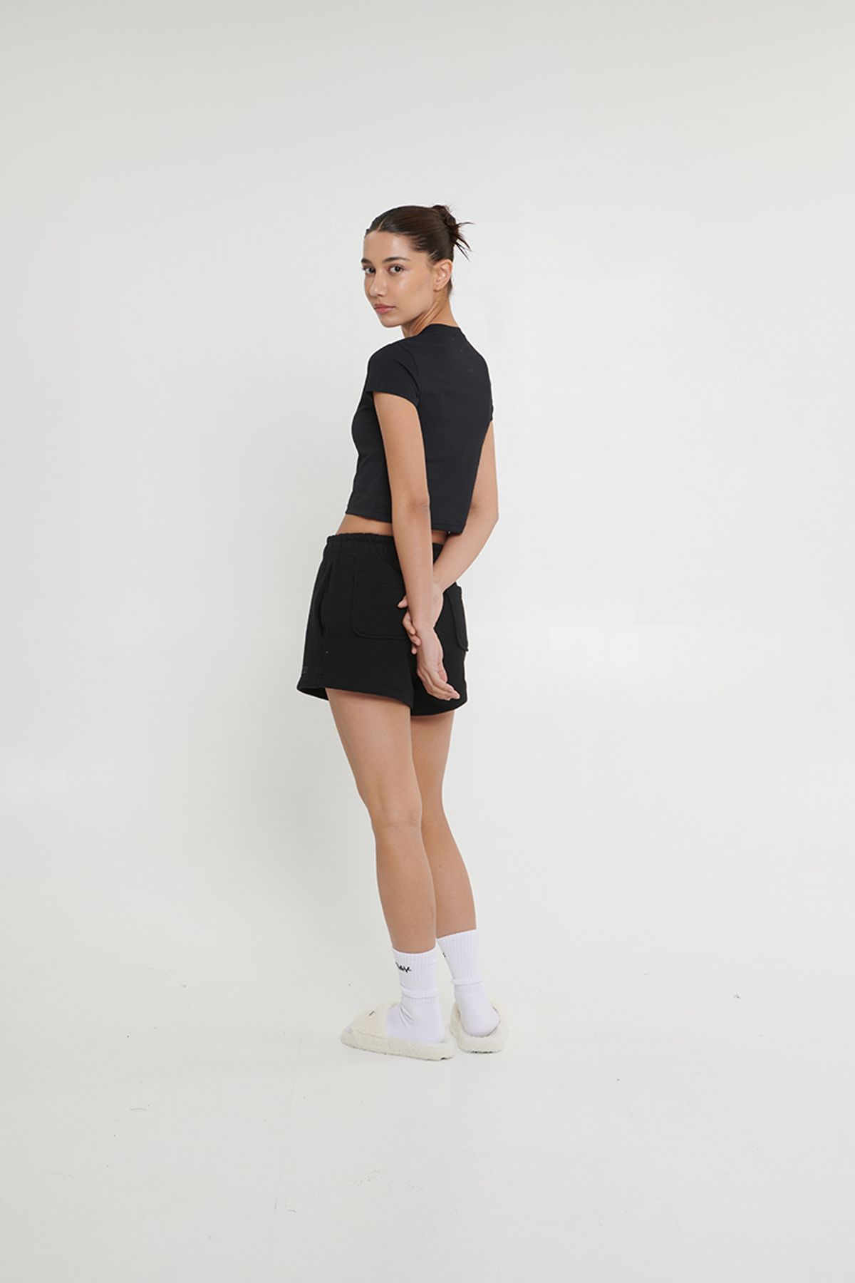 어굿데이(AGOODDAY) EMBO CROP TSHIRT (BLACK)